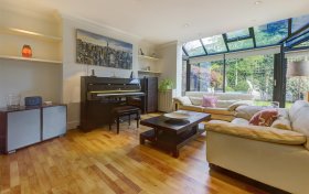 Dukes Head Yard Highgate Village N6 5JQ