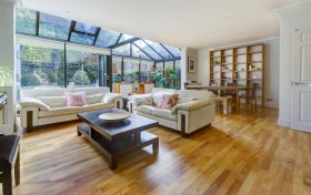 Dukes Head Yard Highgate Village N6 5JQ