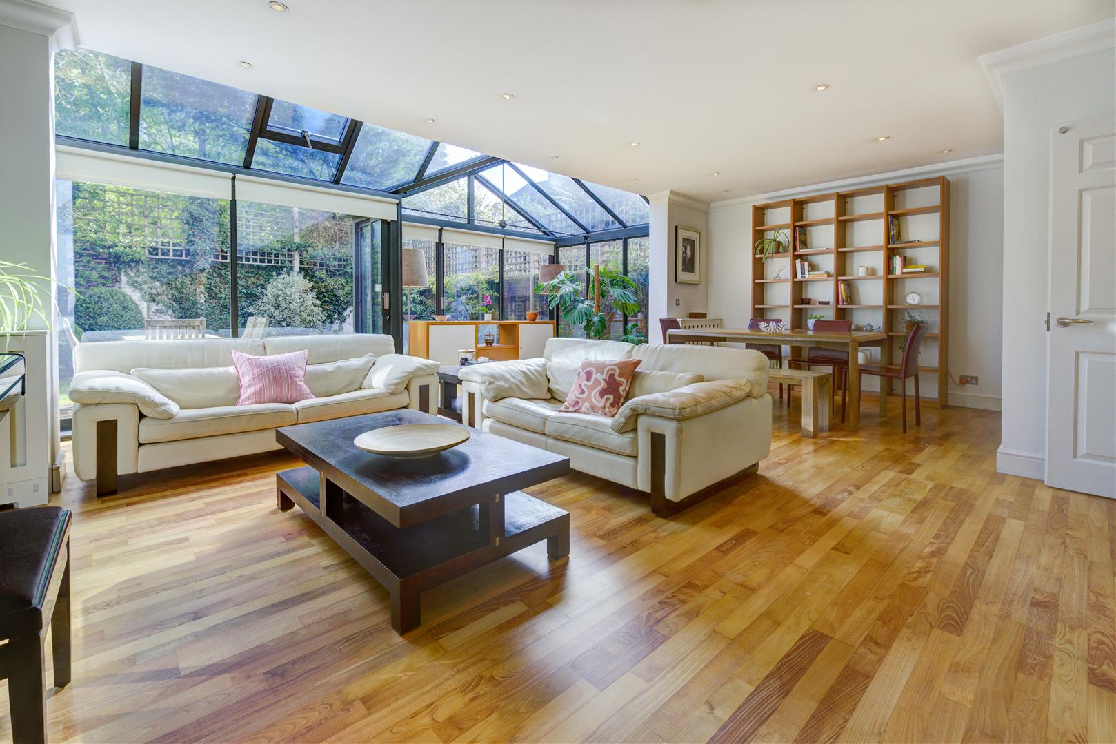 Dukes Head Yard Highgate Village N6 5JQ