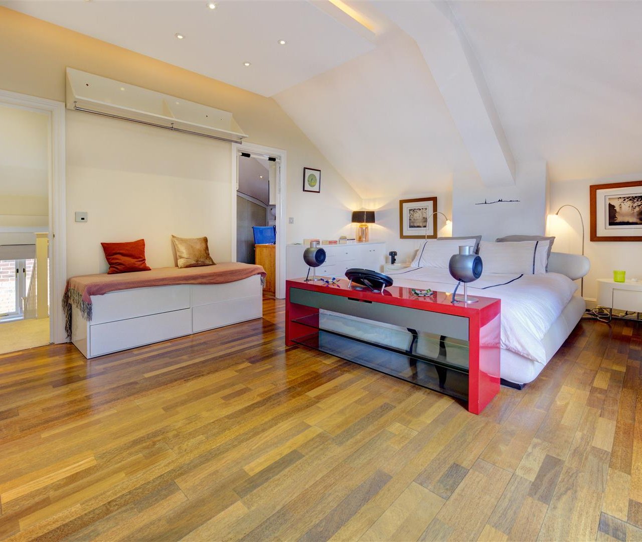 Dukes Head Yard Highgate Village N6 5JQ