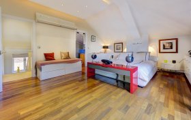 Dukes Head Yard Highgate Village N6 5JQ