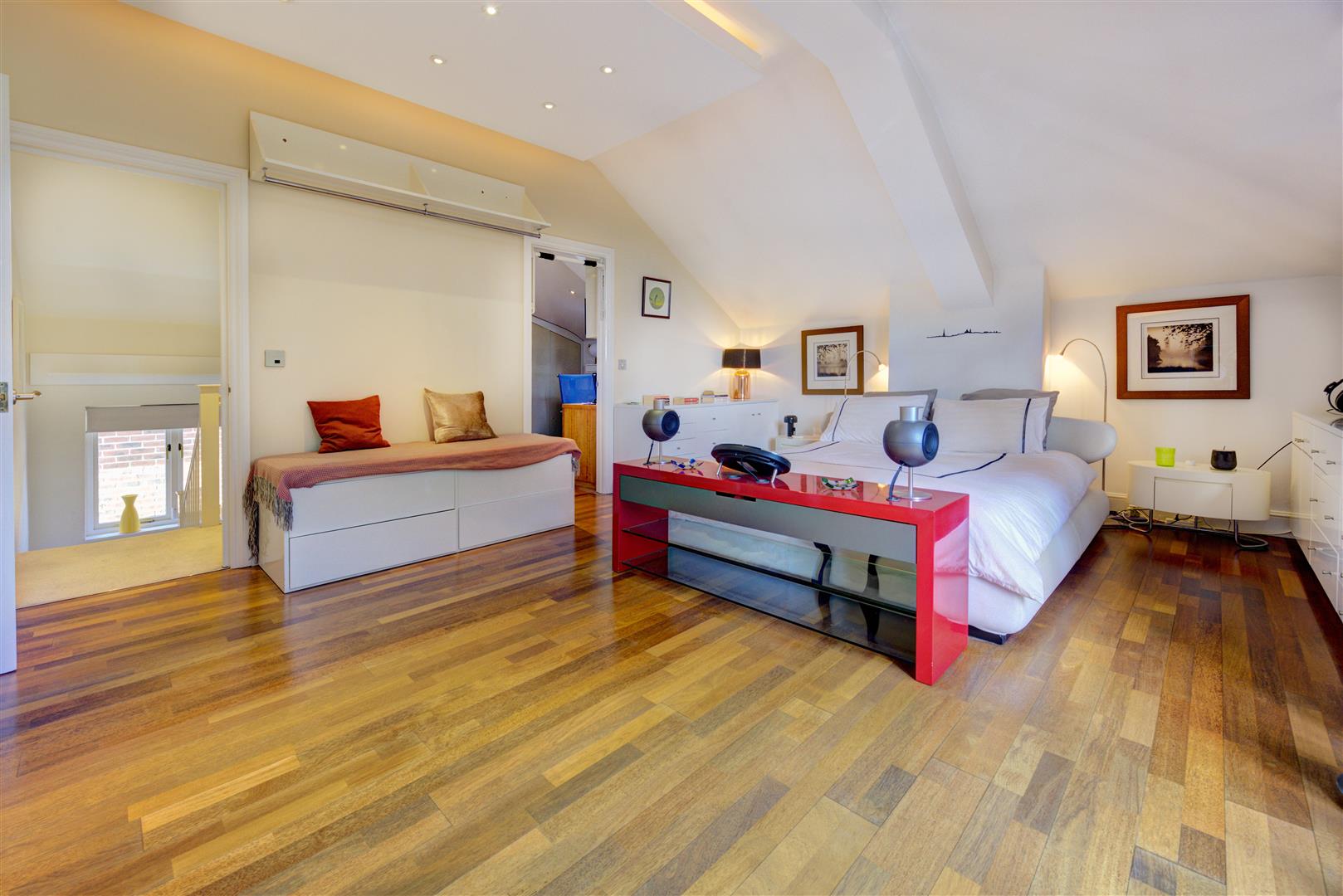 Dukes Head Yard Highgate Village N6 5JQ