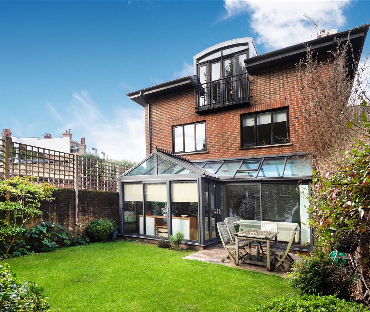 Dukes Head Yard Highgate Village N6 5JQ