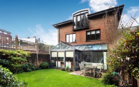 Dukes Head Yard Highgate Village N6 5JQ