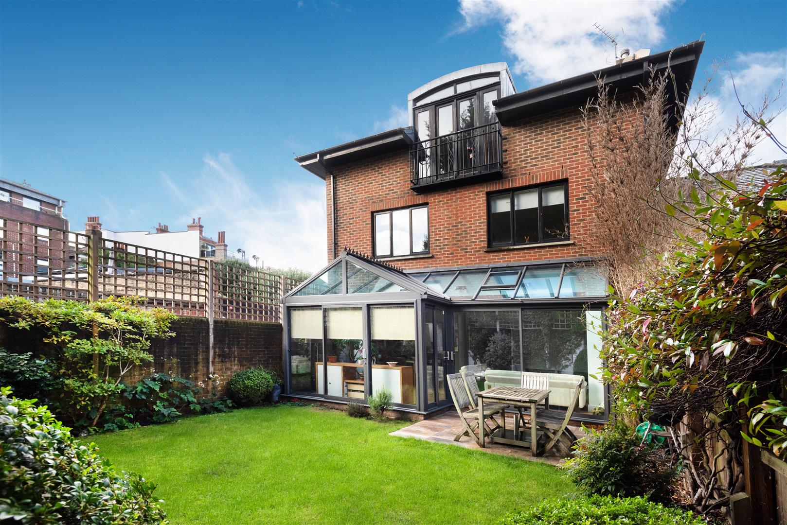 Dukes Head Yard Highgate Village N6 5JQ