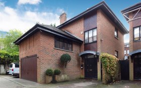 Dukes Head Yard Highgate Village N6 5JQ