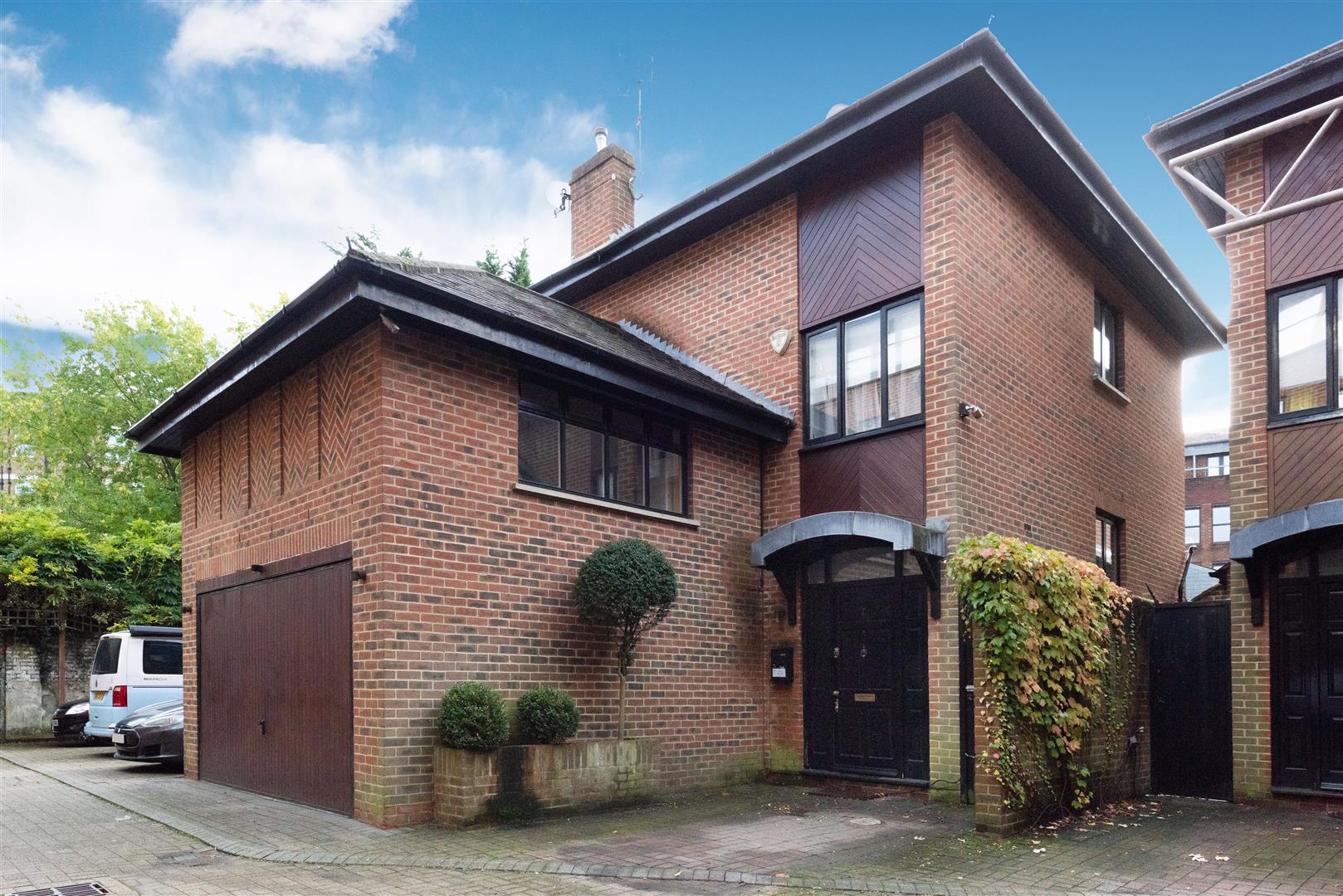 Dukes Head Yard Highgate Village N6 5JQ