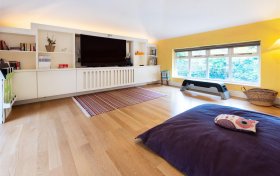 Dukes Head Yard Highgate Village N6 5JQ