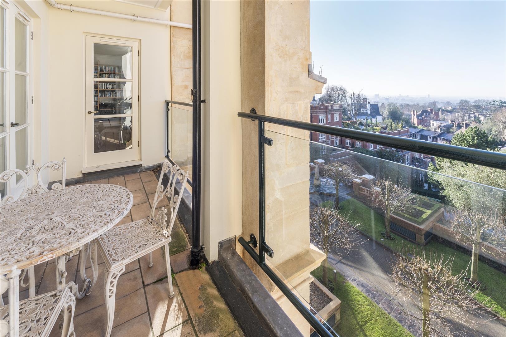 Frognal Rise Hampstead Village NW3 6PZ