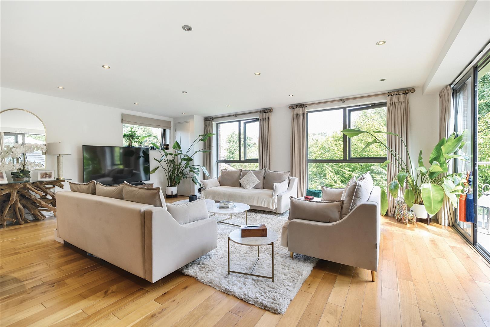 Finchley Road Hampstead NW3 7AJ