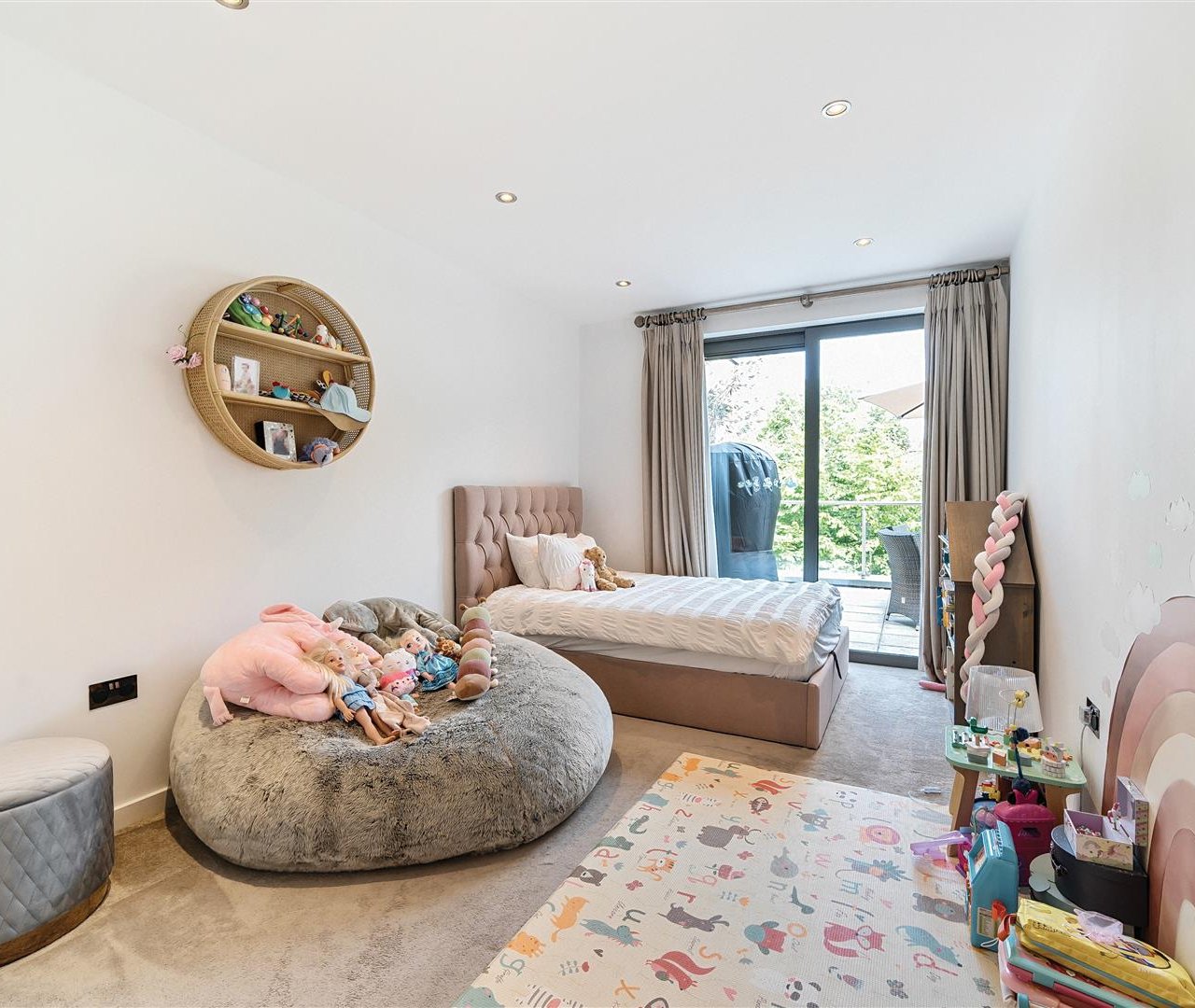 Finchley Road Hampstead NW3 7AJ