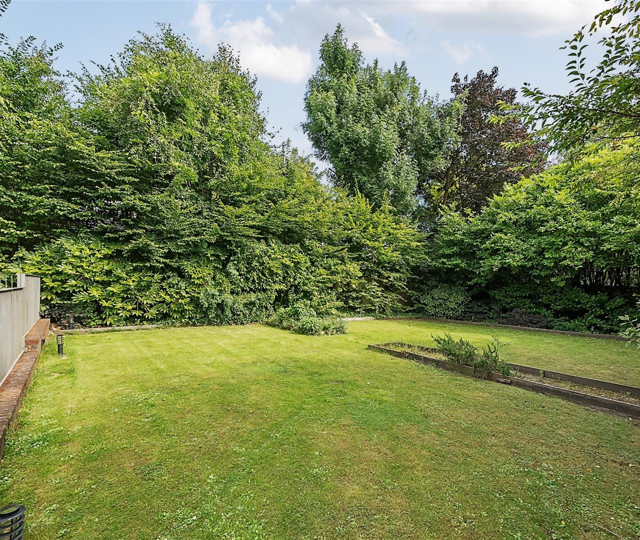 Finchley Road Hampstead NW3 7AJ