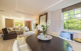 Frognal Rise Hampstead Village NW3 6PZ