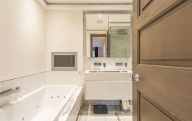 Frognal Rise Hampstead Village NW3 6PZ