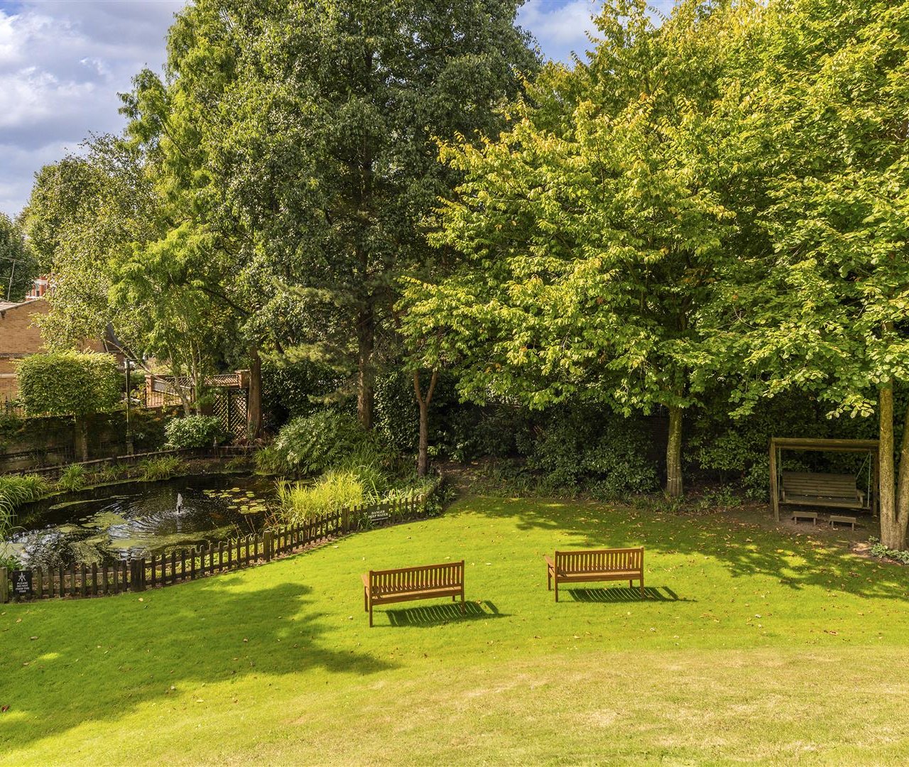 Frognal Rise Hampstead Village NW3 6PZ