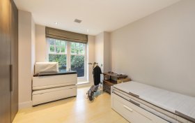 Frognal Rise Hampstead Village NW3 6PZ