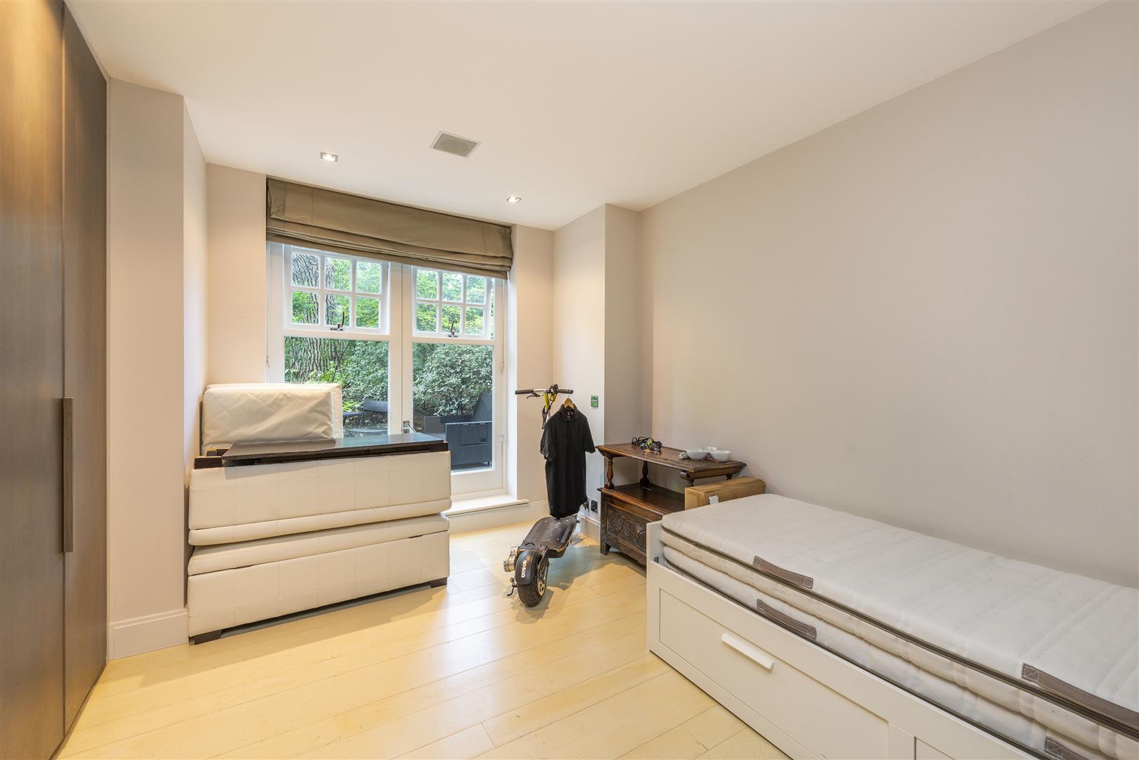 Frognal Rise Hampstead Village NW3 6PZ