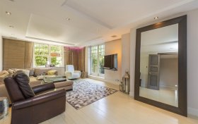 Frognal Rise Hampstead Village NW3 6PZ