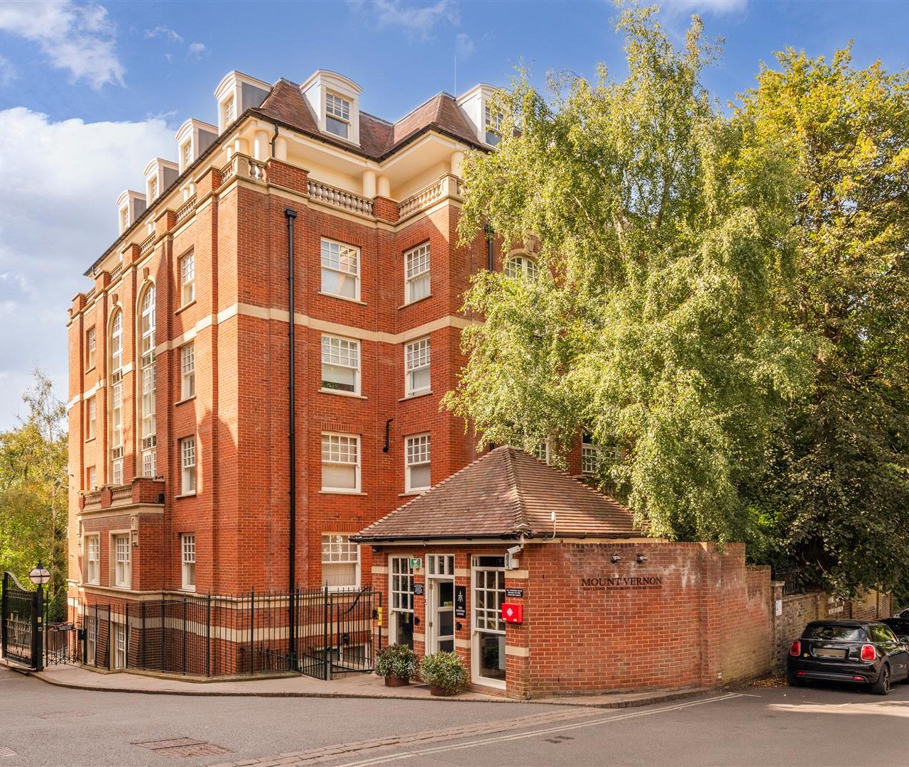 Frognal Rise Hampstead Village NW3 6PZ