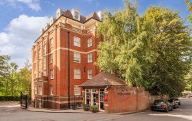 Frognal Rise Hampstead Village NW3 6PZ