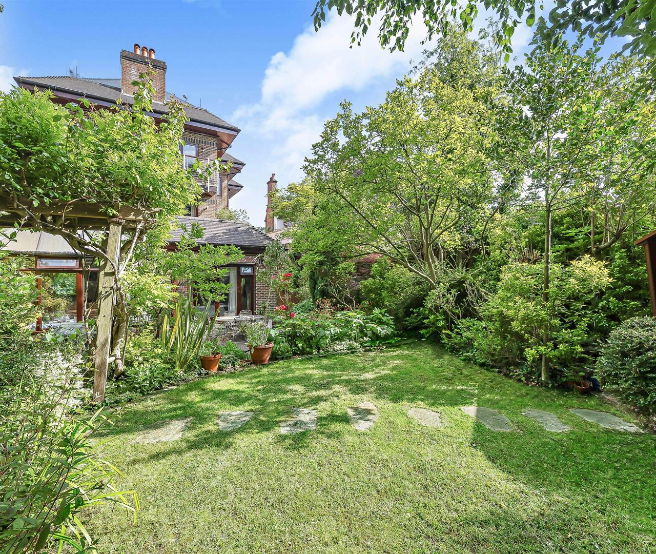 Oakhill Avenue Hampstead NW3 7RE