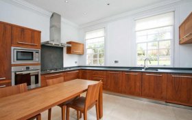 Bracknell Gardens Hampstead NW3 7EB