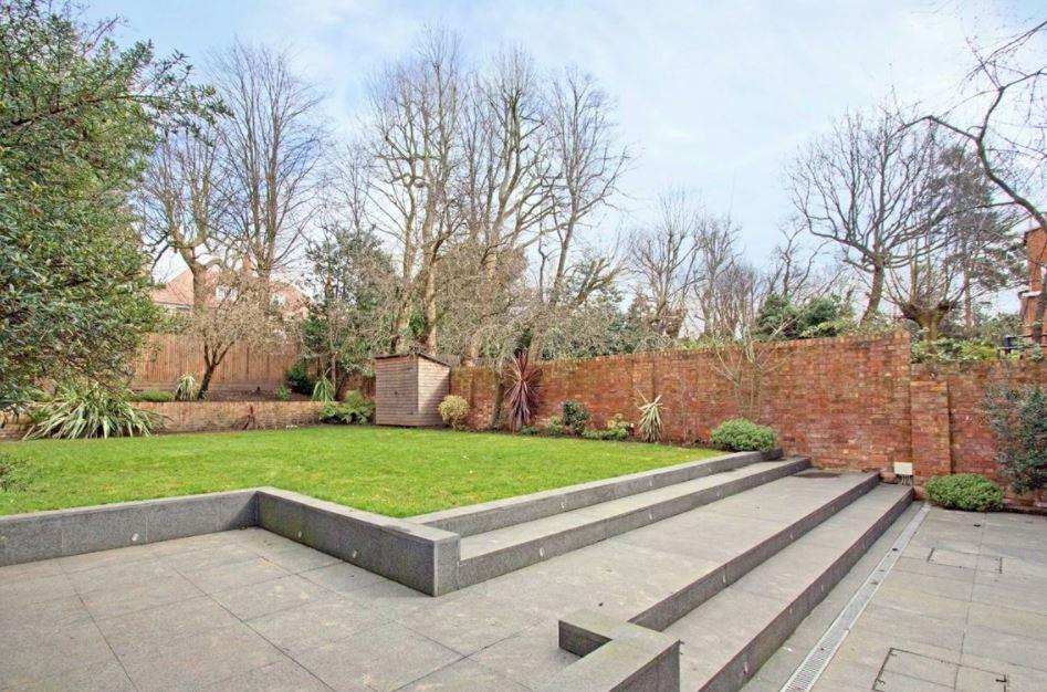 Bracknell Gardens Hampstead NW3 7EB