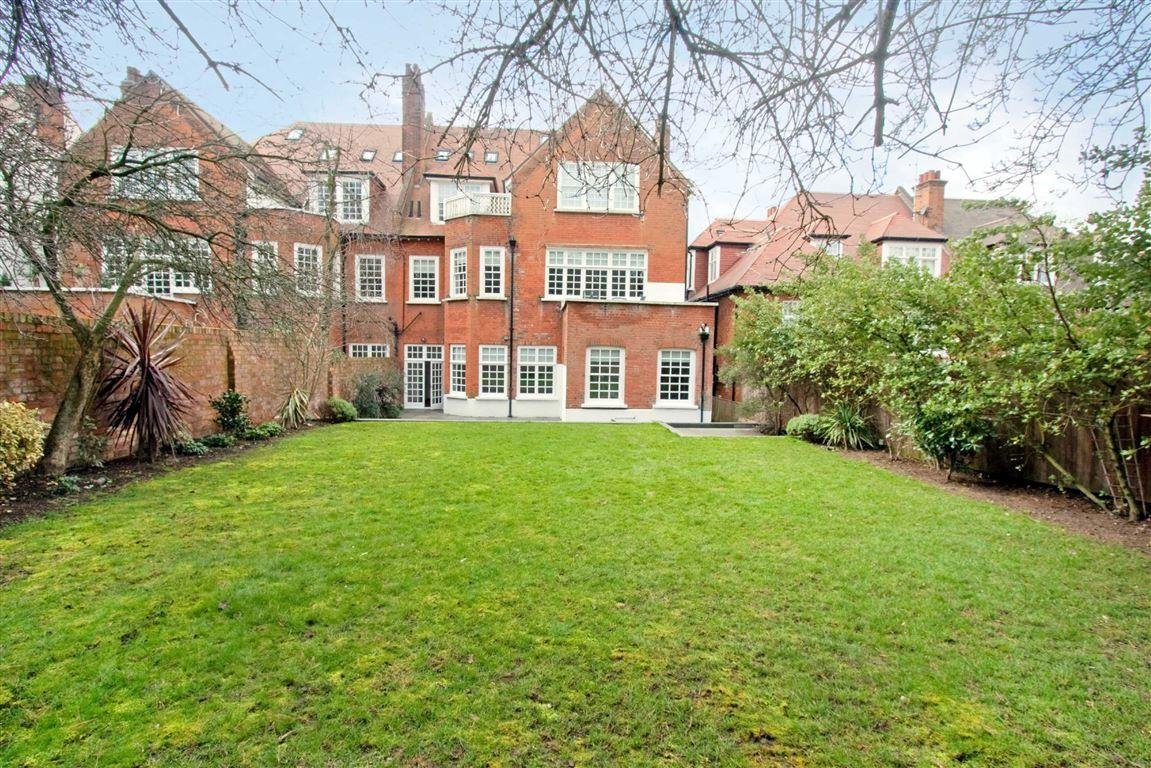 Bracknell Gardens Hampstead NW3 7EB