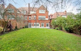 Bracknell Gardens Hampstead NW3 7EB