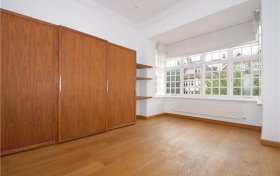 Bracknell Gardens Hampstead NW3 7EB