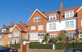 Bracknell Gardens Hampstead NW3 7EB