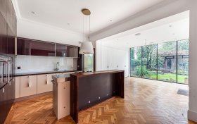 Chesterford Gardens, Hampstead, NW3 7DE
