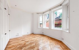 Chesterford Gardens, Hampstead, NW3 7DE