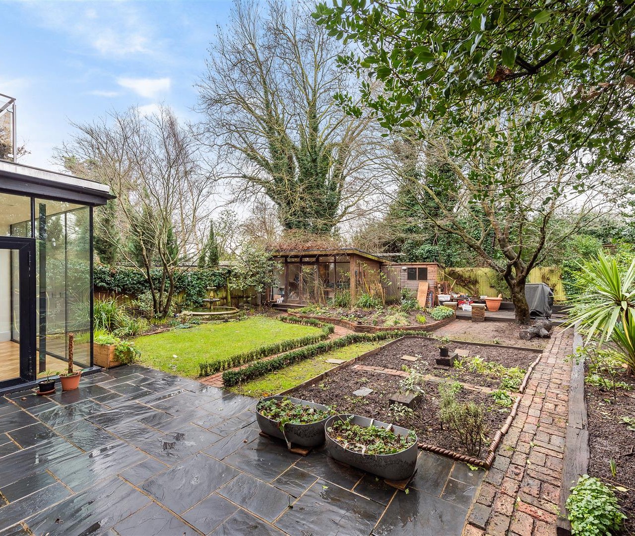 Chesterford Gardens, Hampstead, NW3 7DE