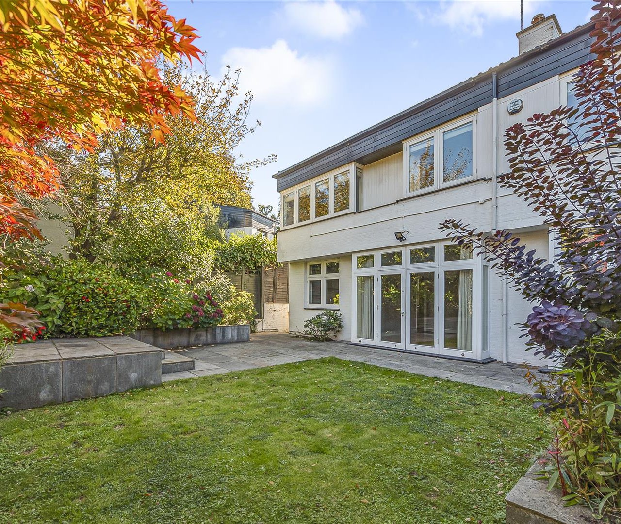 Cenacle Close Hampstead NW3 7UE