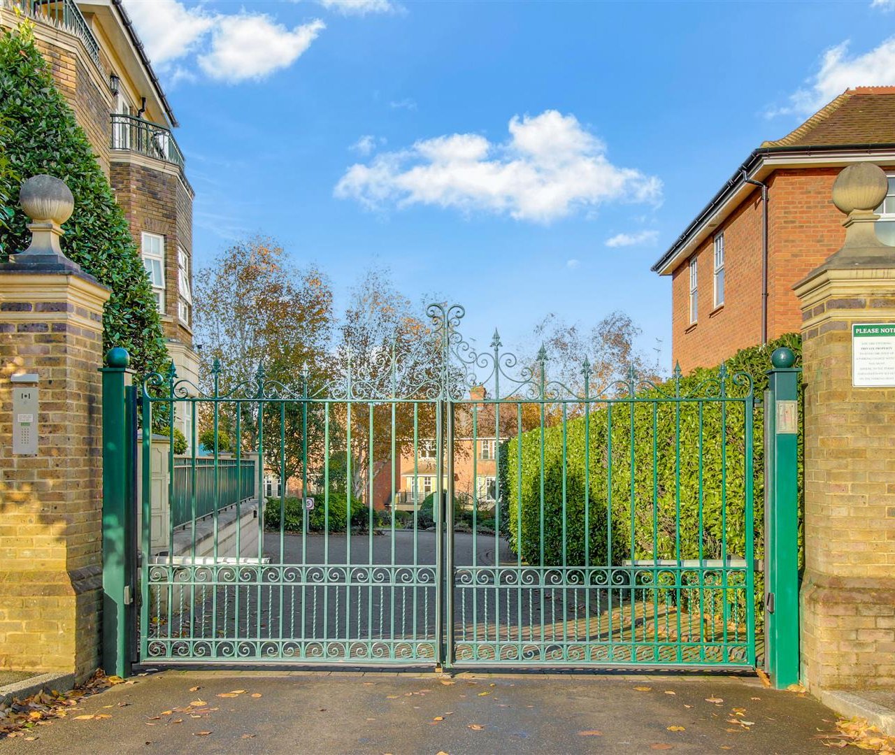 Mountview Close Golders Hill Park NW11 7HG