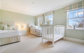 Mountview Close Golders Hill Park NW11 7HG