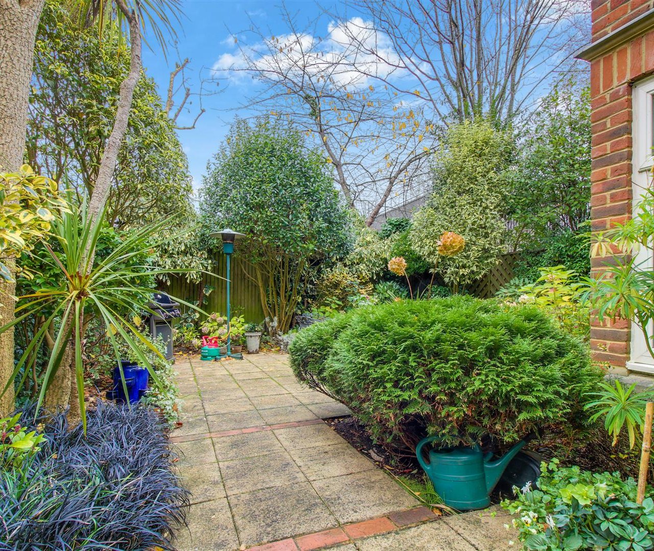 Mountview Close Golders Hill Park NW11 7HG