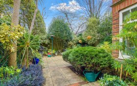 Mountview Close Golders Hill Park NW11 7HG