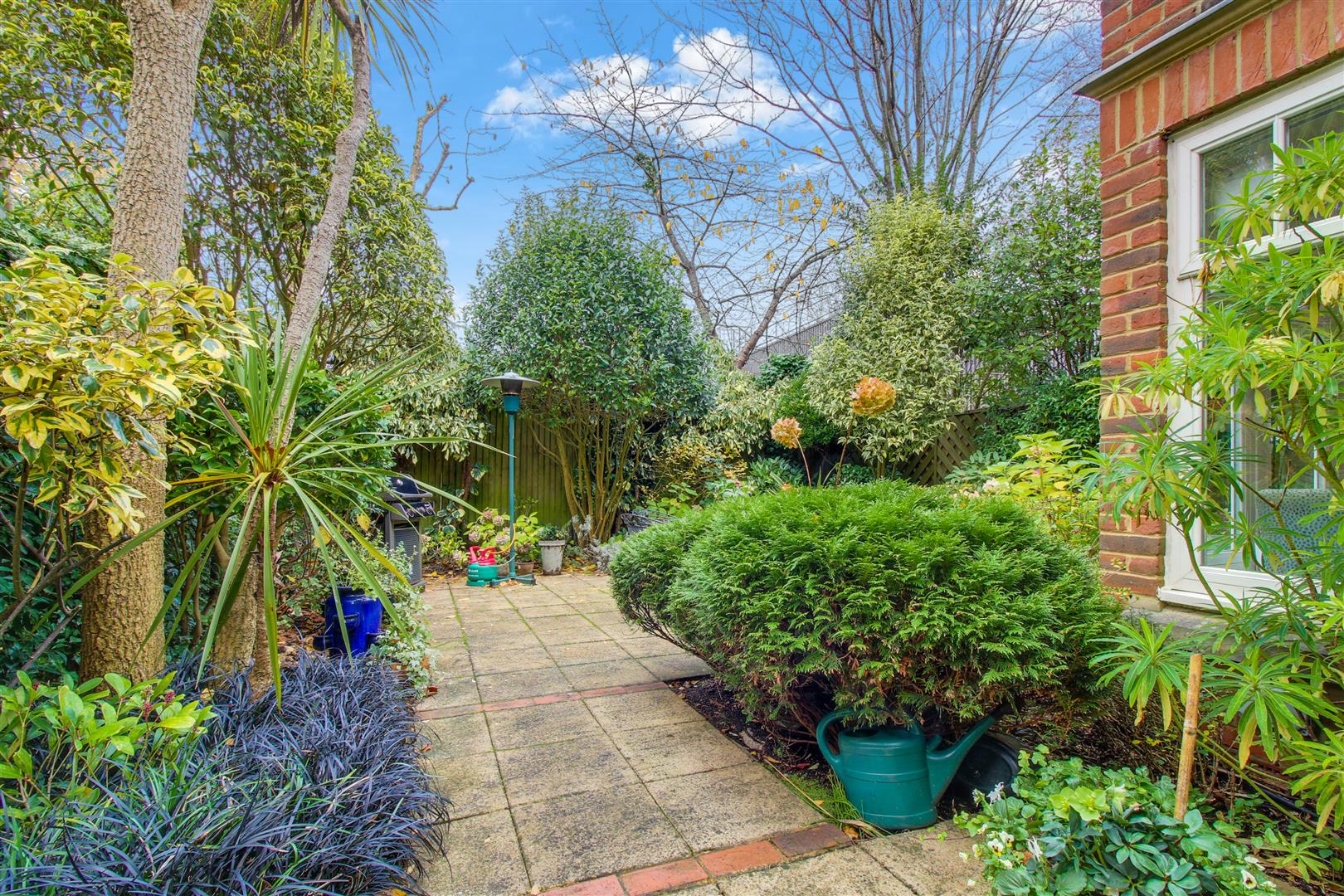 Mountview Close Golders Hill Park NW11 7HG