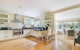 Mountview Close Golders Hill Park NW11 7HG