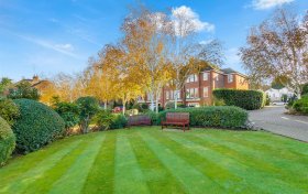 Mountview Close Golders Hill Park NW11 7HG