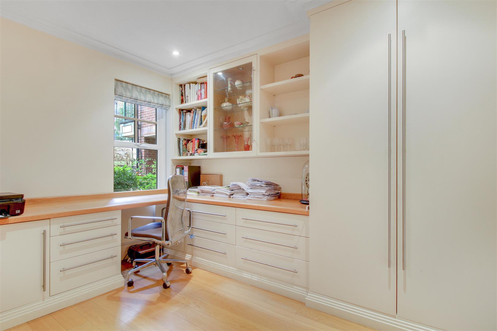 Mountview Close Golders Hill Park NW11 7HG