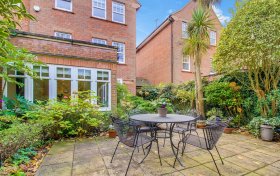 Mountview Close Golders Hill Park NW11 7HG