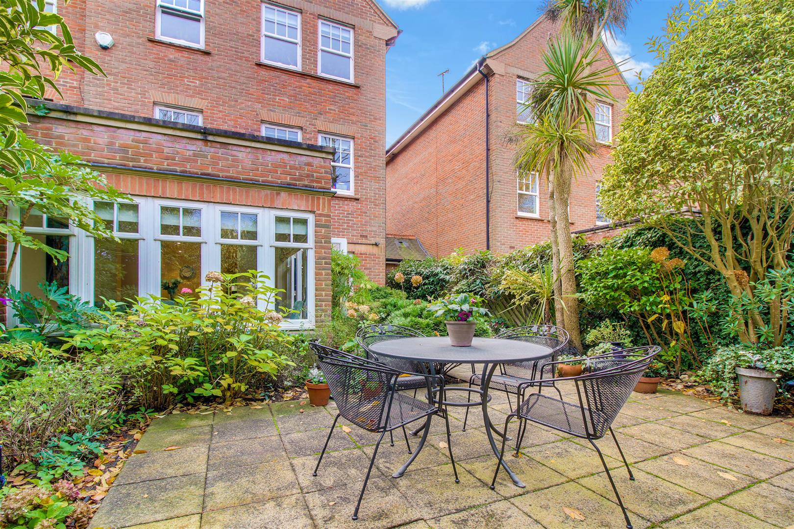 Mountview Close Golders Hill Park NW11 7HG