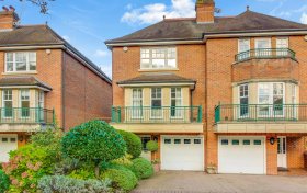 Mountview Close Golders Hill Park NW11 7HG