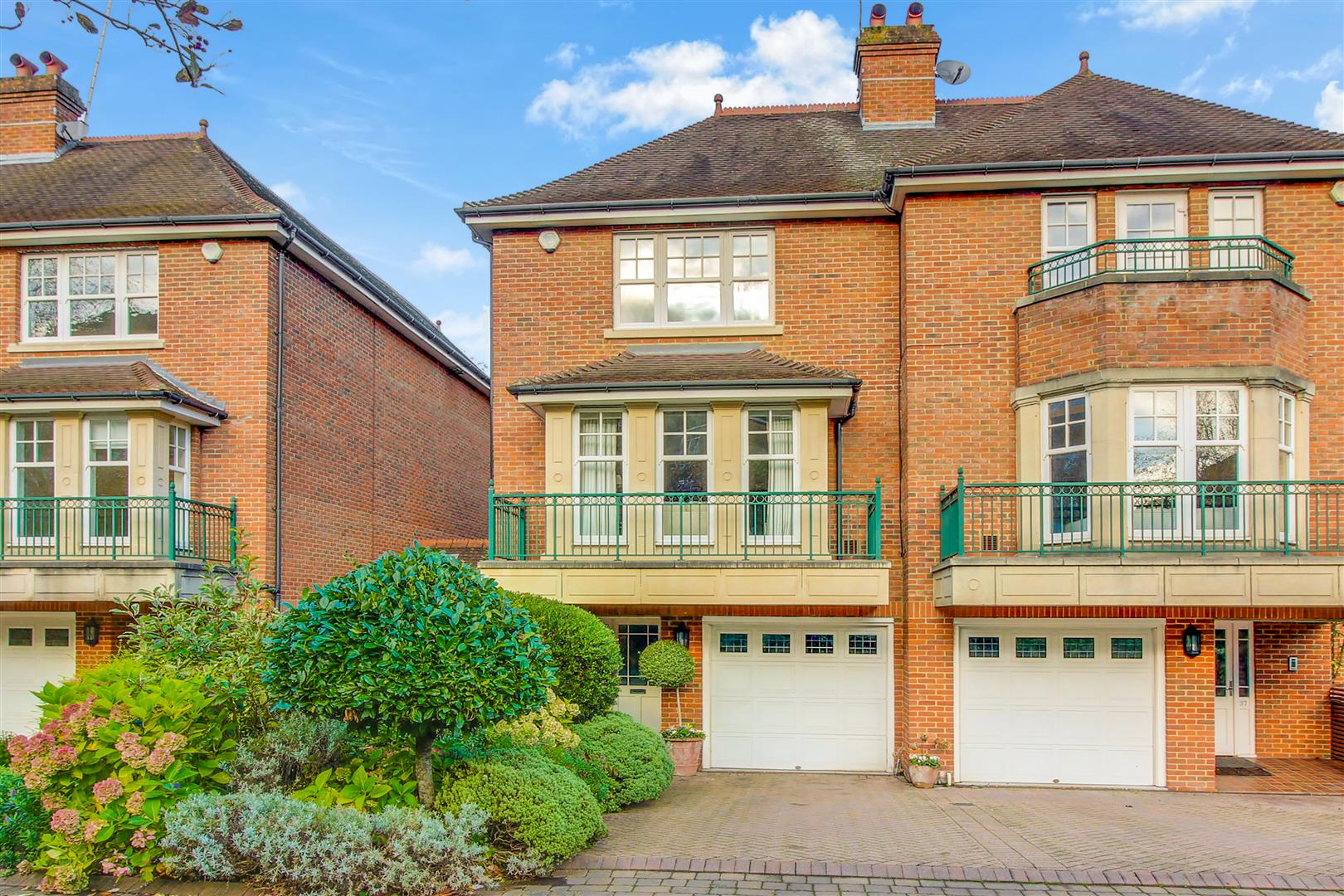 Mountview Close Golders Hill Park NW11 7HG