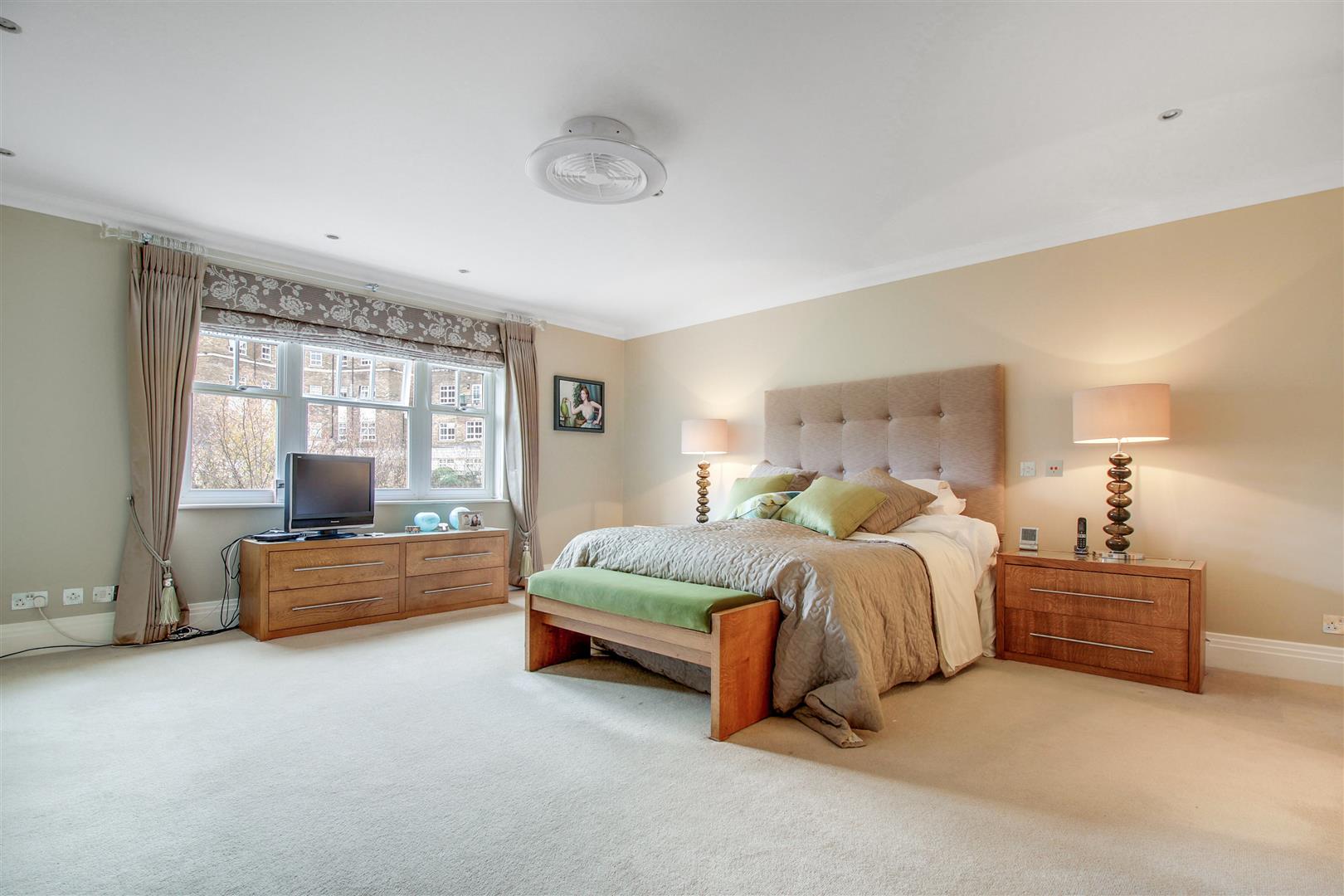 Mountview Close Golders Hill Park NW11 7HG