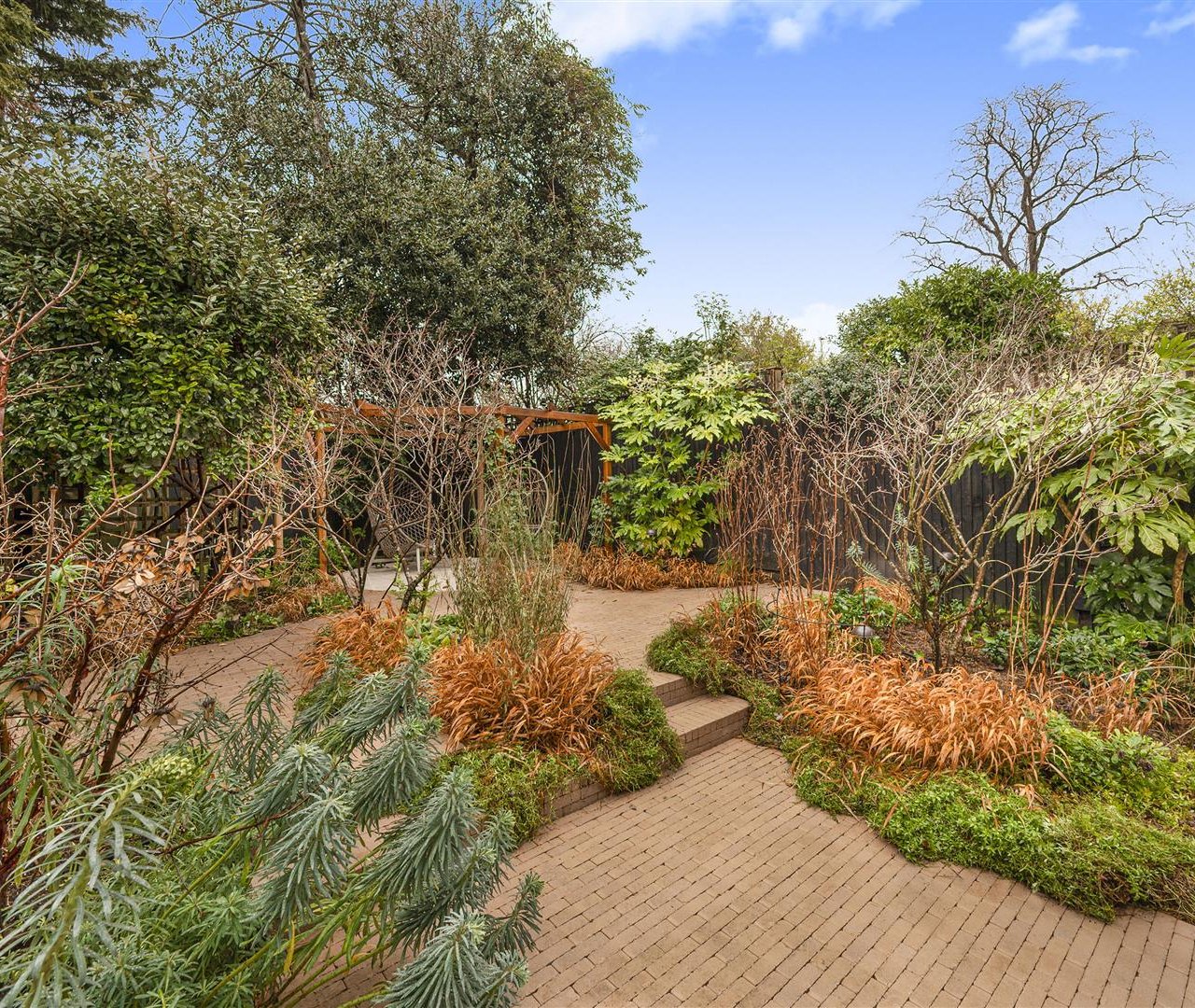 Golders Park Close Golders Hill Park NW11 7QR