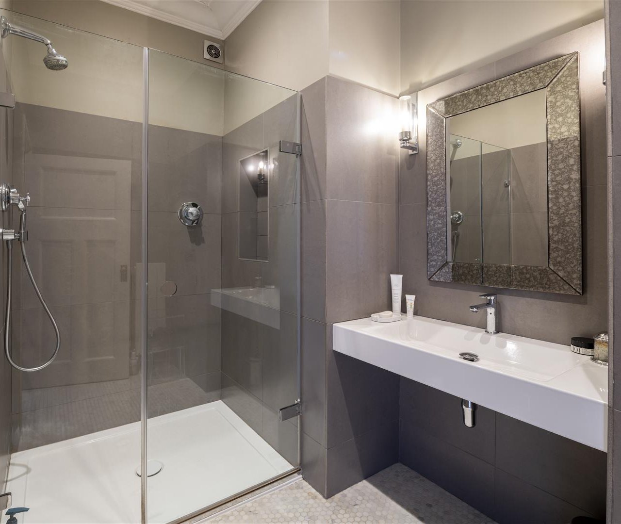 Kidderpore Gardens Hampstead NW3 7SS